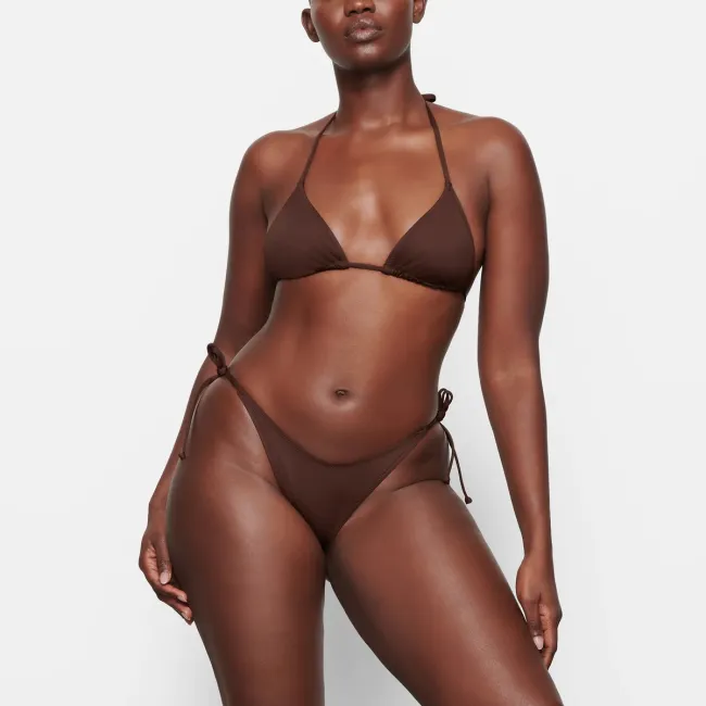 Una modelo en bikini marrón.