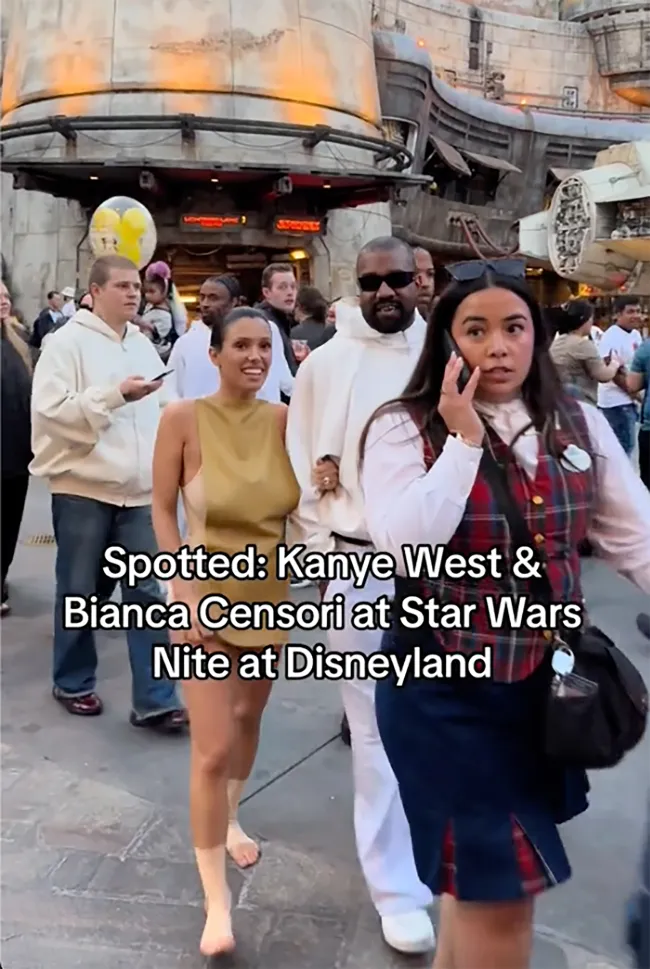 Bianca Censori y Kanye West en Disneylandia.