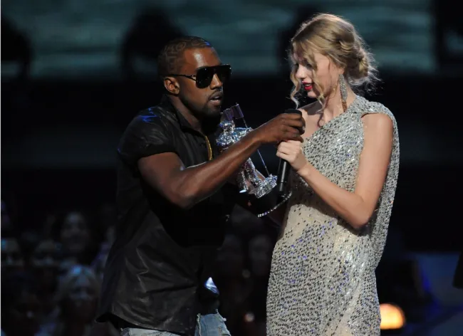 Taylor Swift y Kanye West en los VMA de 2009.