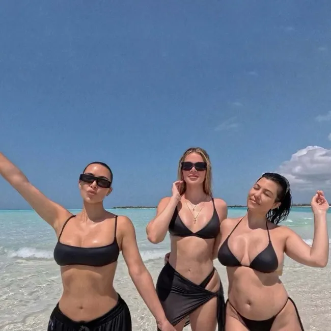 Kim Kardashian con su hermana Khloé y Kourtney Kardashian en la playa.