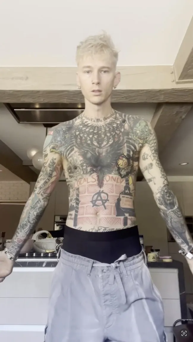 Vídeo del proceso del tatuaje de Machine Gun Kelly.