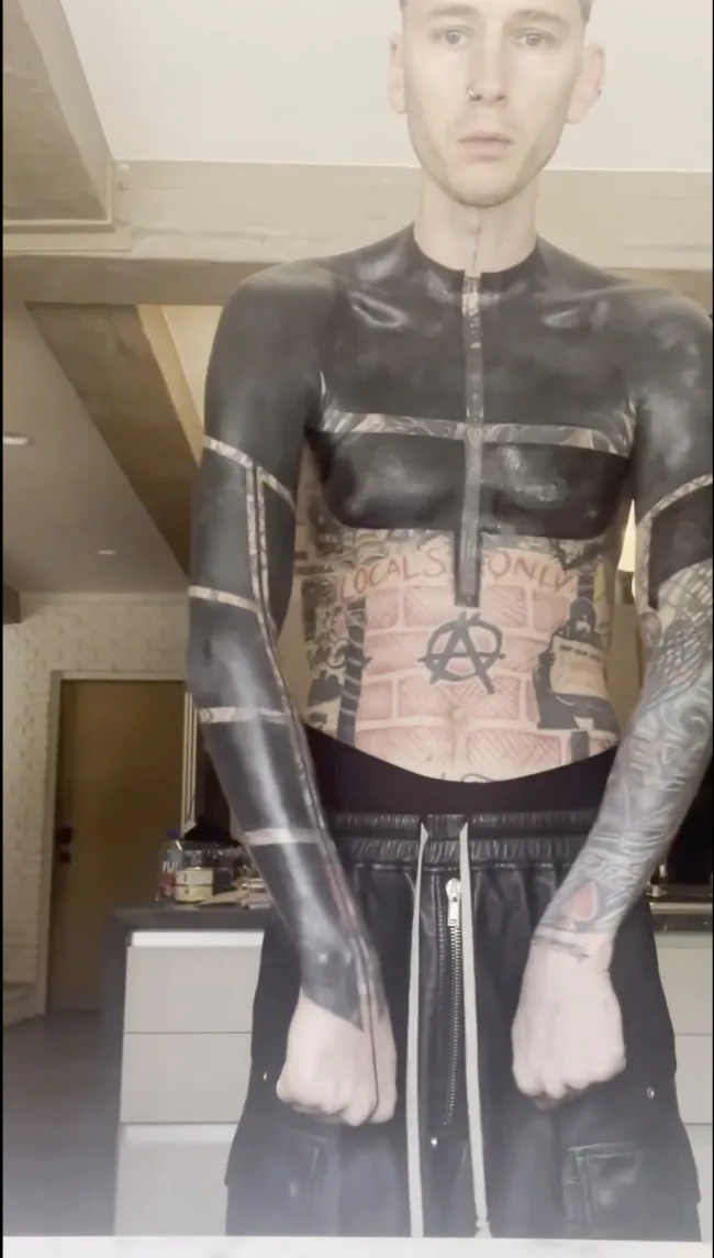 Vídeo del proceso del tatuaje de Machine Gun Kelly.