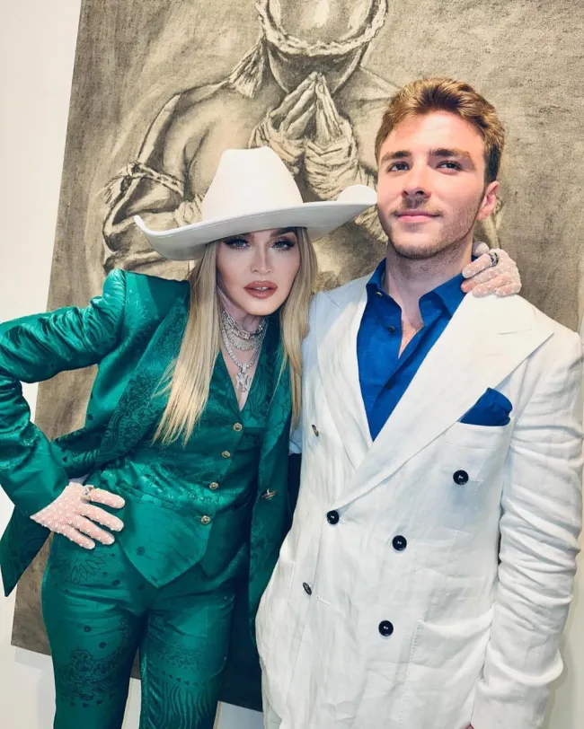 Madonna y Rocco Ritchie frente a su cuadro.
