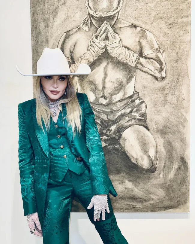 Madonna posando frente a un cuadro.
