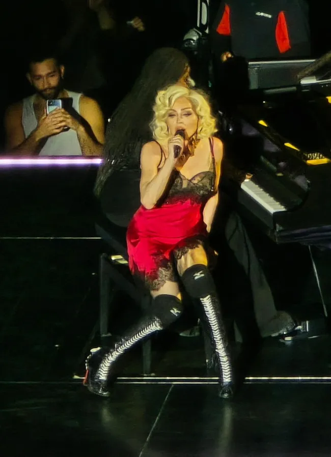 Madonna actuando en el escenario