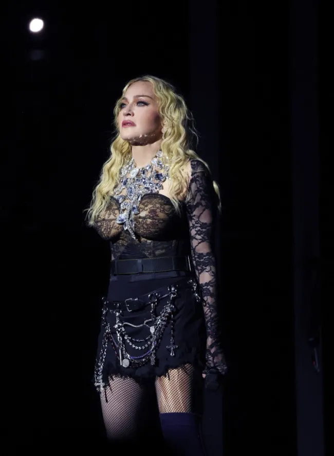Madonna actuando en el escenario