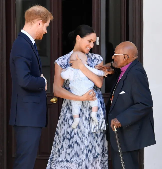 El príncipe Harry y Meghan Markle con su hijo y Desmond Tutu.