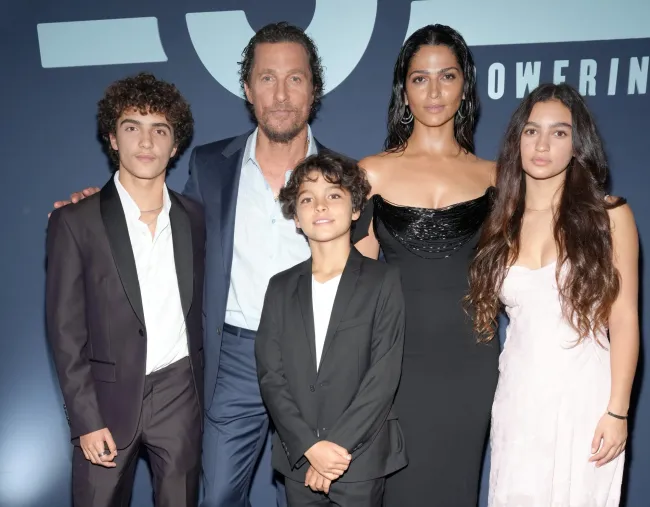 Matthew McConaughey y Camila Alves con sus hijos Levi, Livingston y Vida.