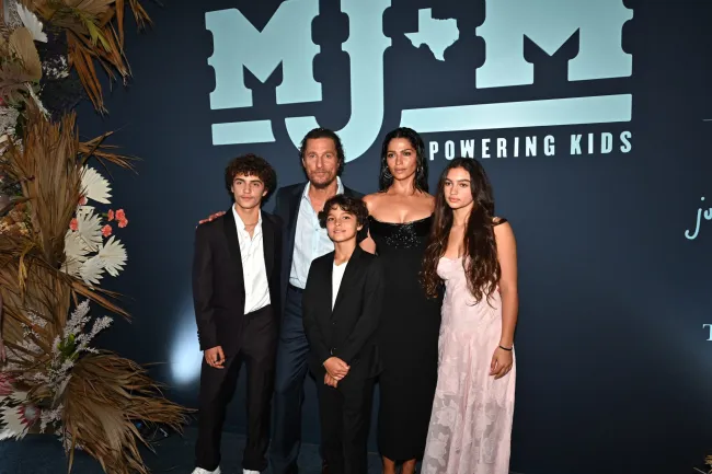 Matthew McConaughey y Camila Alves con sus hijos Levi, Livingston y Vida.