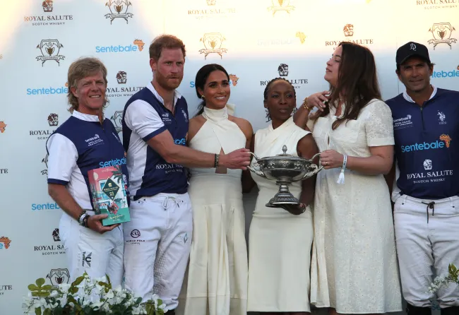 Meghan Markle y el príncipe Harry en un evento de polo
