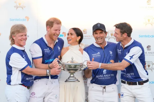 El príncipe Harry y Meghan Markle celebran su victoria en un partido de polo con fines benéficos en abril de 2024