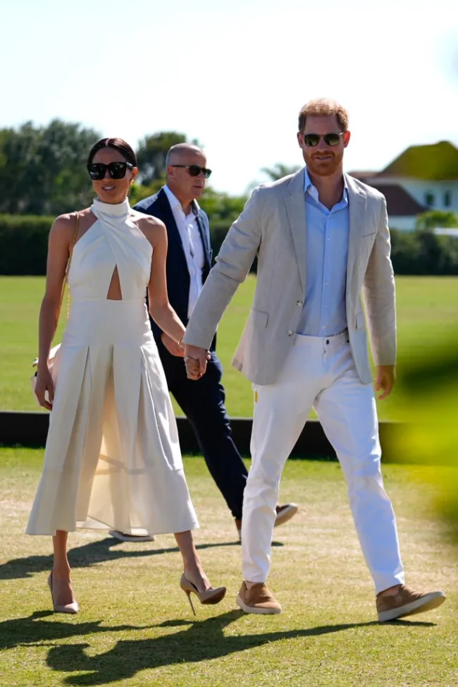 El príncipe Harry y Meghan Markle caminan y se toman de la mano