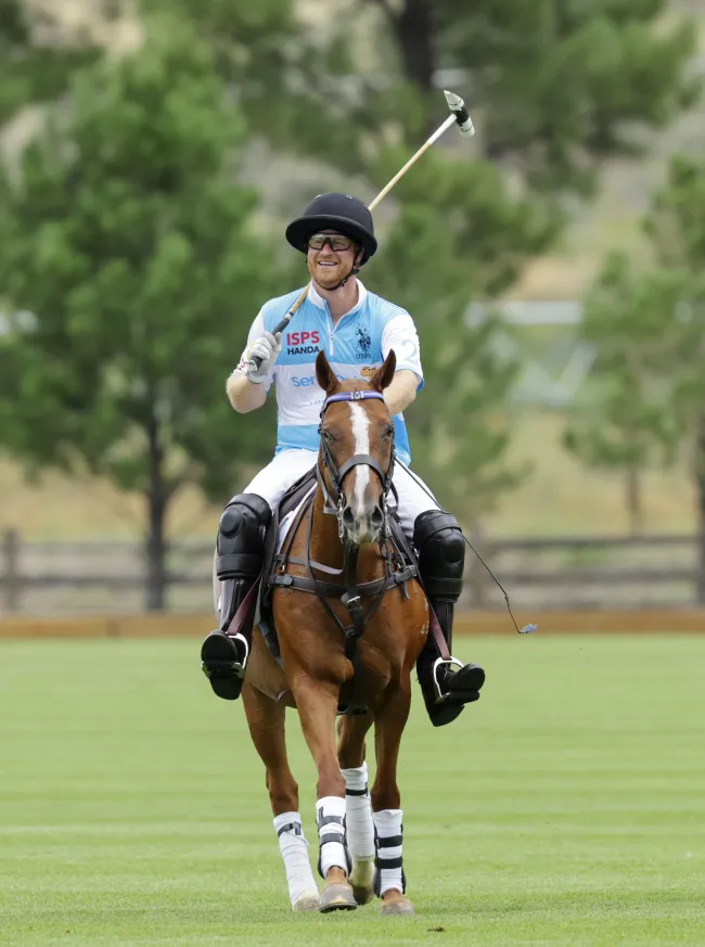 El príncipe Harry jugando al polo.