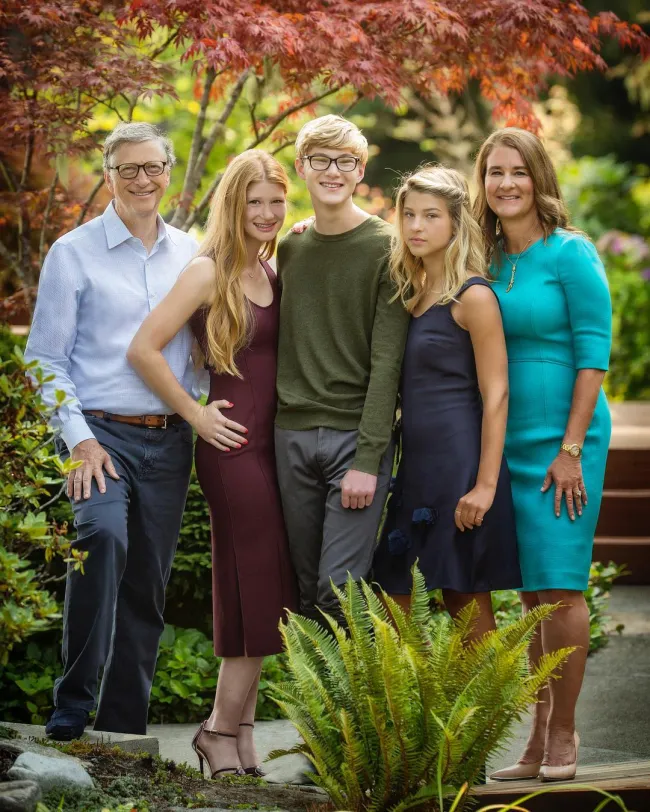 Melinda y Bill Gates con sus hijos