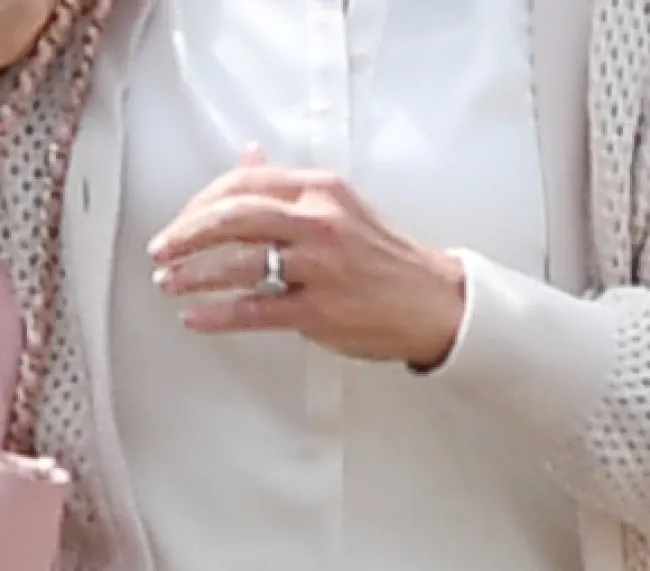Primer plano de la mano izquierda de Melinda French Gates con un anillo de diamantes.