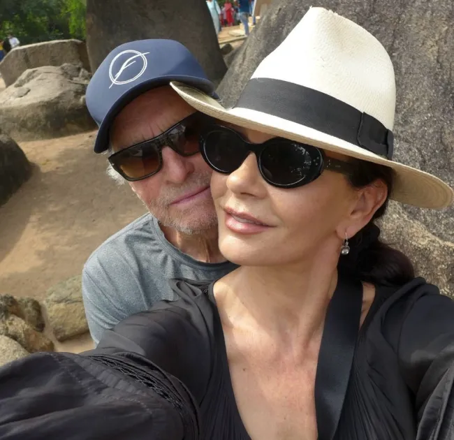 Una selfie de Michael Douglas y Catherine Zeta-Jones.