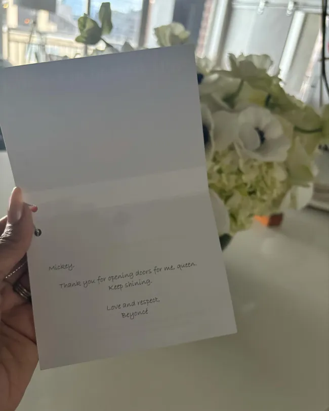 Las flores y la tarjeta que Beyoncé le envió a Mickey Guyton.