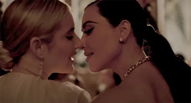 Kim Kardashian y Emma Roberts besándose en 
