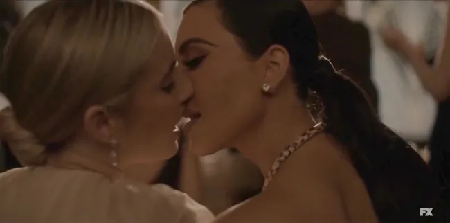 Kim Kardashian y Emma Roberts besándose en 