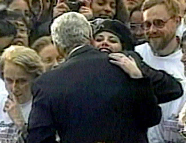 Monica Lewinsky abraza al presidente Clinton