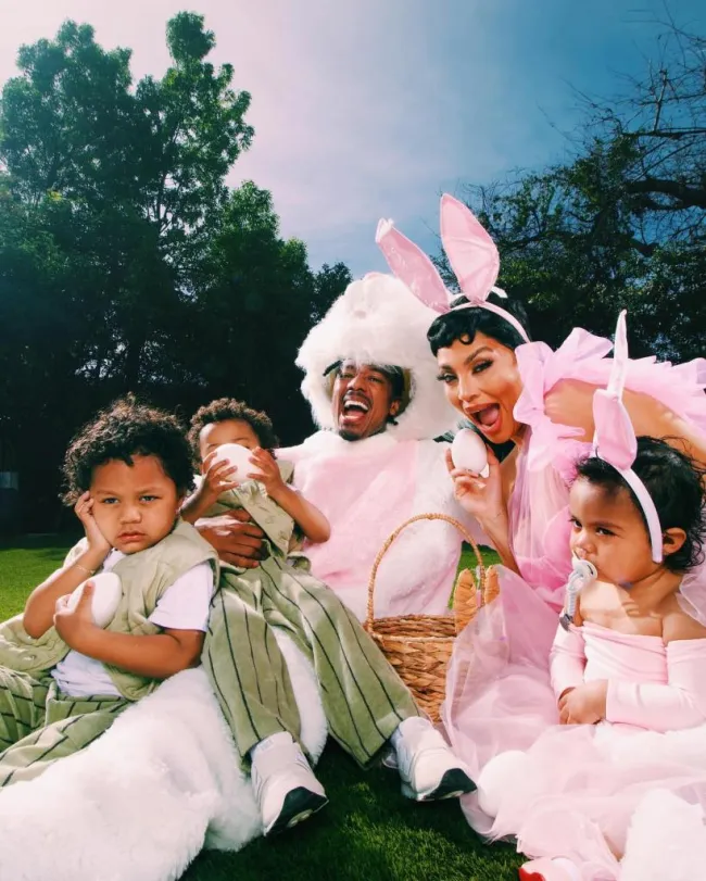 Nick Cannon pasa tiempo con sus hijos en Pascua