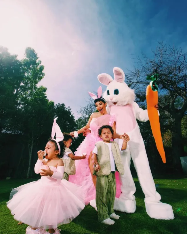 Nick Cannon y Abby De La Rosa con sus hijos en Semana Santa