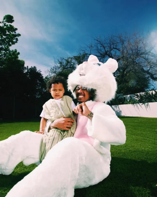 Nick Cannon disfrazado de conejito de Pascua con su hijo