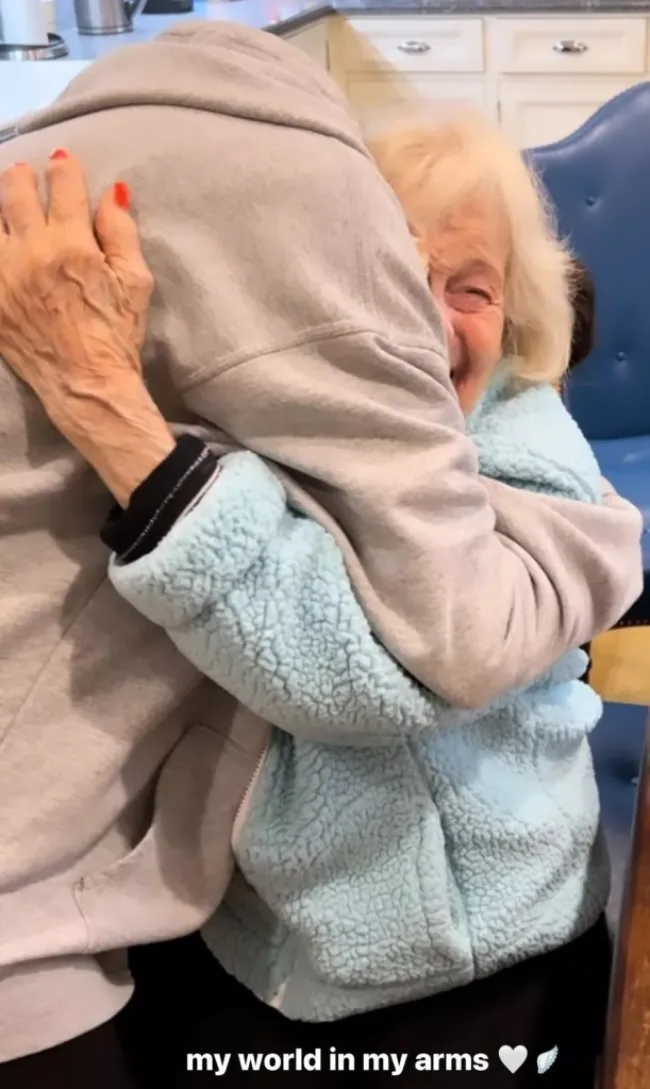 Nicola Peltz Beckham abrazando a su abuela.