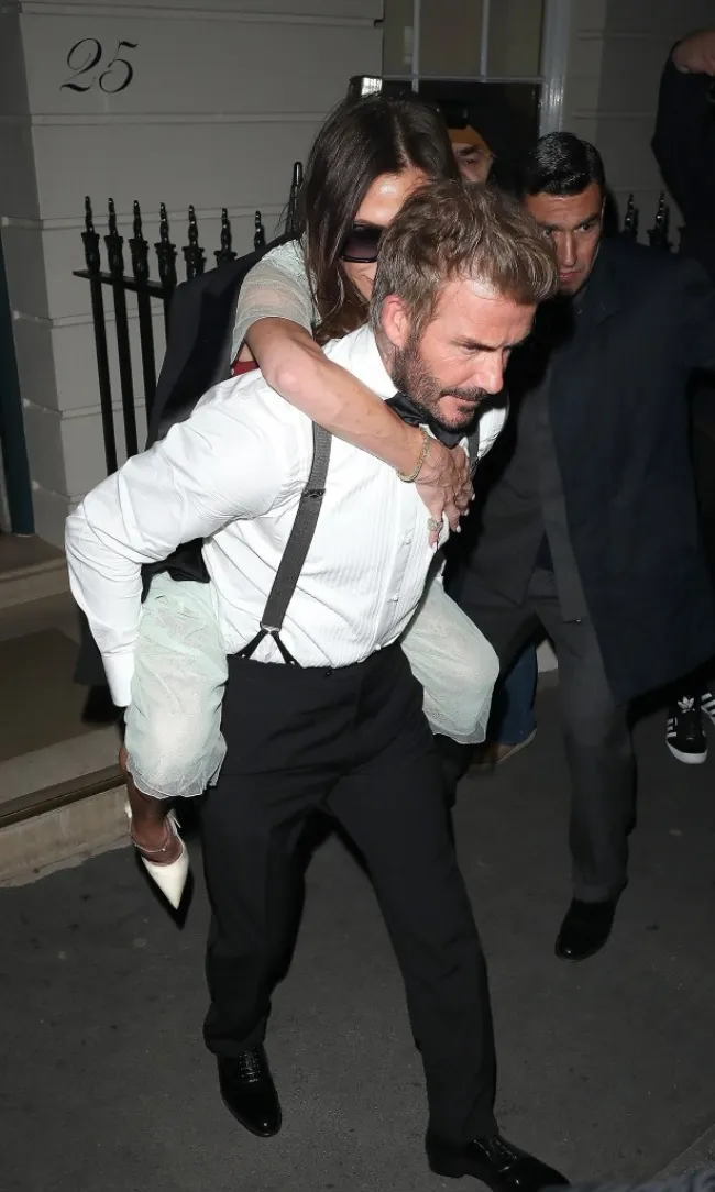 David Beckham lleva a Victoria Beckham a cuestas.