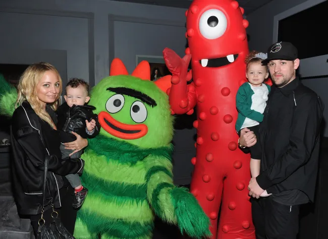 Sofia Richie, Joel Madden y sus dos hijos posando con monstruos inflables