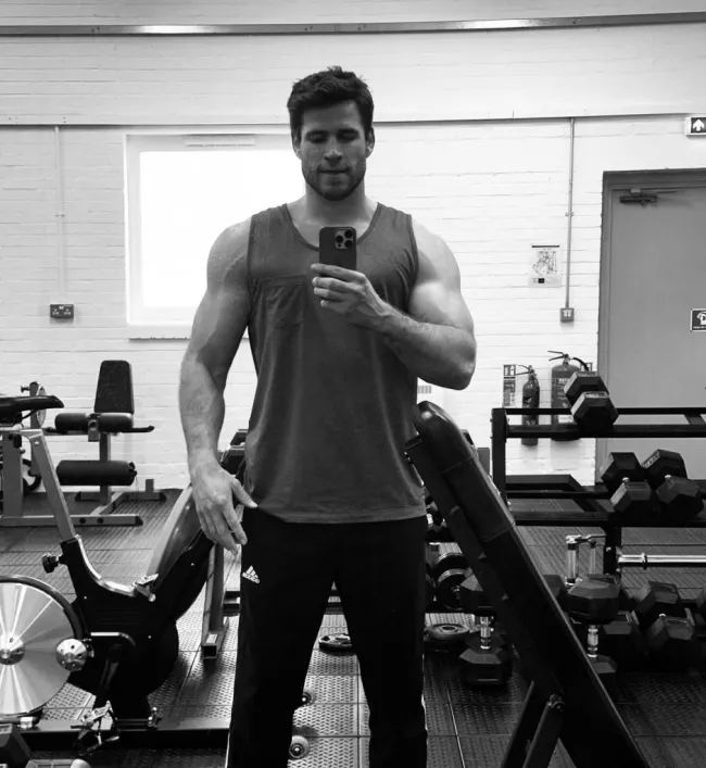 Liam Hemsworth publica selfie en el gimnasio