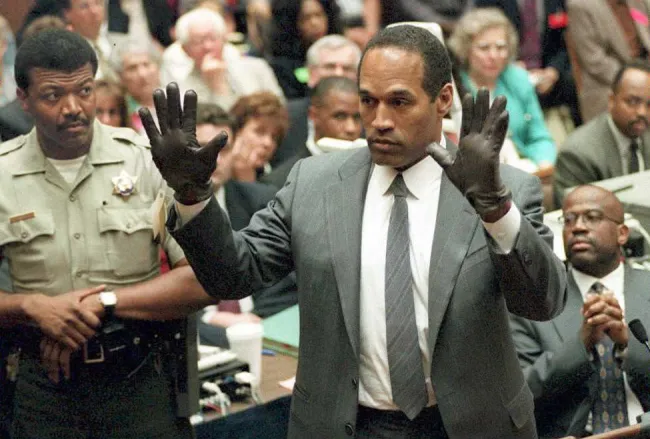 OJ Simpson levantando las manos enguantadas en el juicio