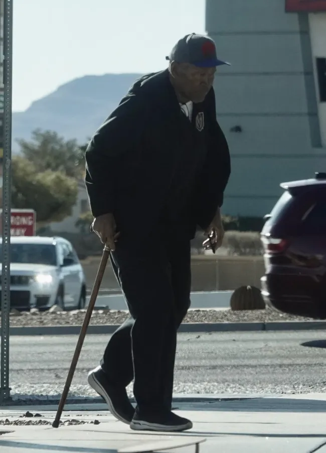 OJ Simpson caminando con un bastón.