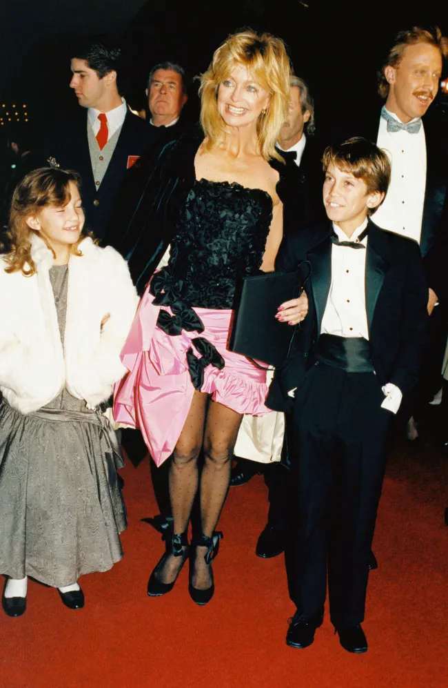 Goldie Hawn sonríe con sus hijos, Oliver y Kate