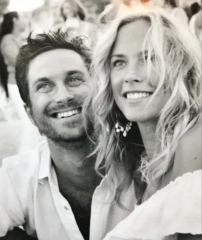 Una fotografía en blanco y negro de Oliver Hudson y su esposa Erinn Bartlett.