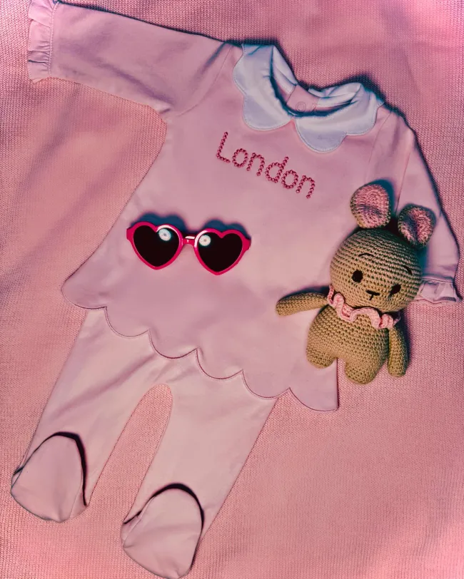 Una foto de la ropa de la hija de Paris Hilton.