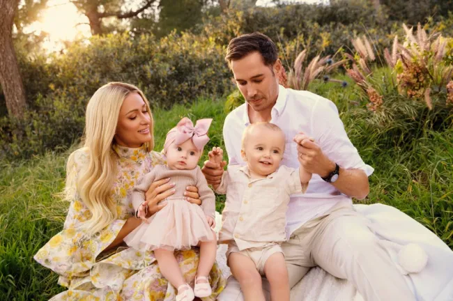 Carter Reum y Paris Hilton con sus hijos London y Phoenix.