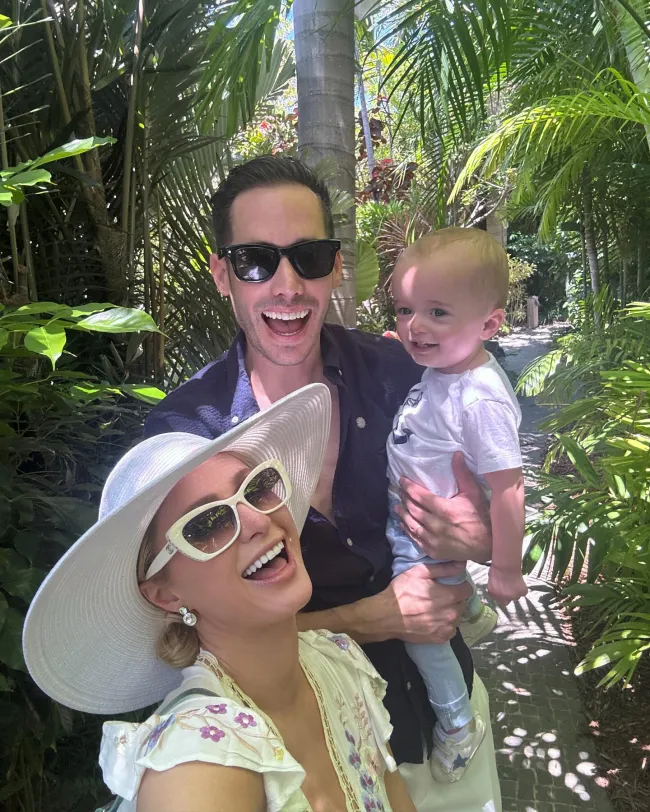 Paris Hilton y Carter Reum con su hijo Phoenix.