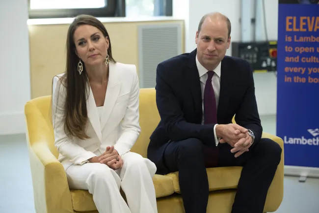 Kate Middleton y el príncipe William sentados en un sofá.