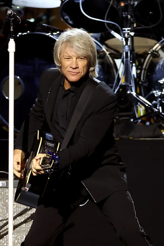 Jon Bon Jovi actuando.