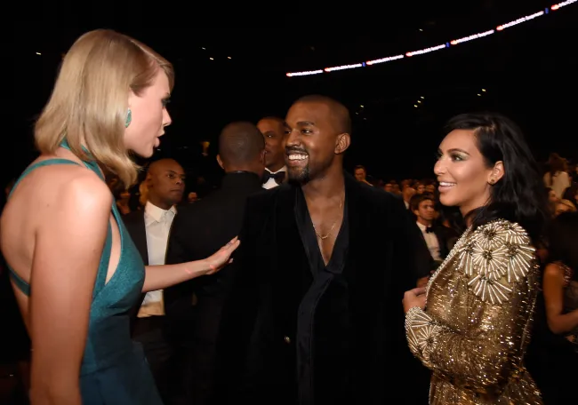 Taylor Swift hablando con Kanye West y Kim Kardashian.