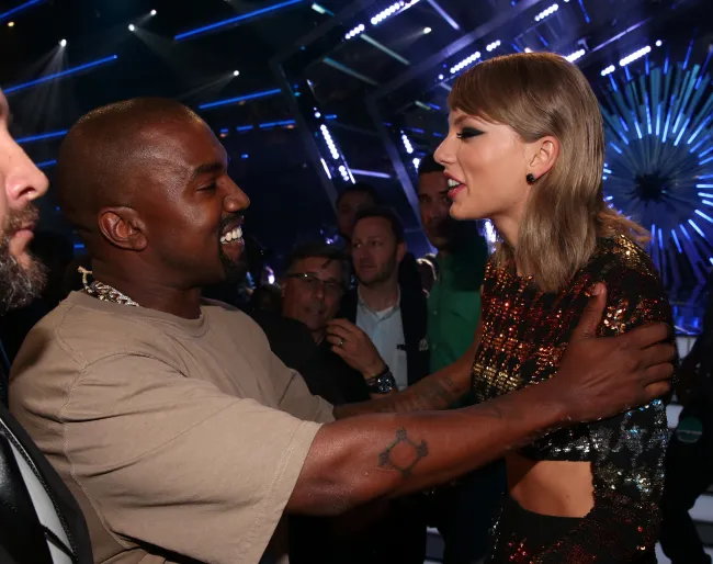 Taylor Swift hablando con Kanye West.