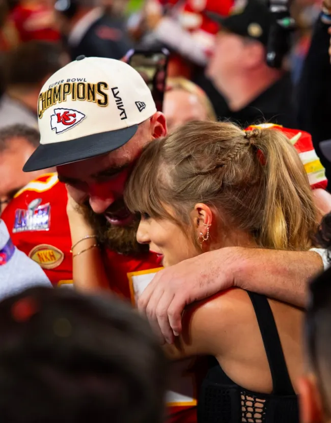 Travis Kelce y Taylor Swift abrazándose. en el Super Bowl de 2024.