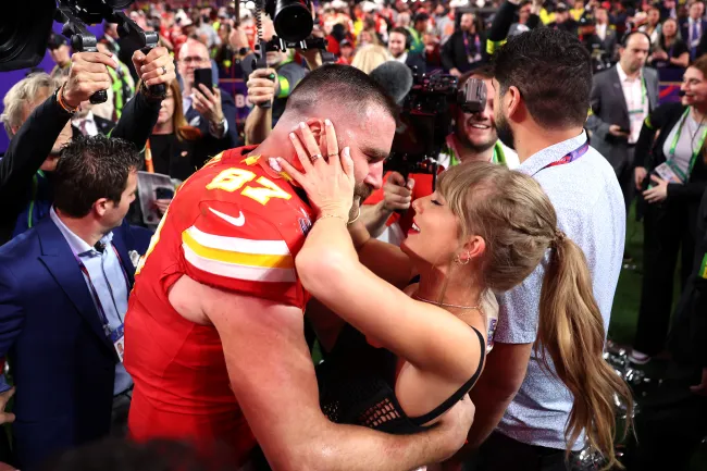 Taylor Swift agarra la cara de Travis Kelce después de ganar el Super Bowl