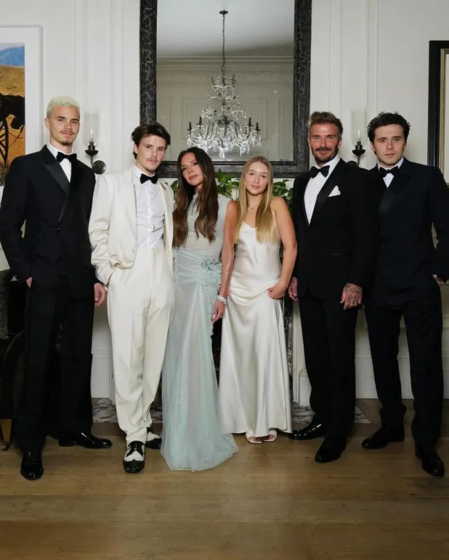 David y Victoria Beckham con sus cuatro hijos: Brooklyn, Romeo, Cruz y Harper.