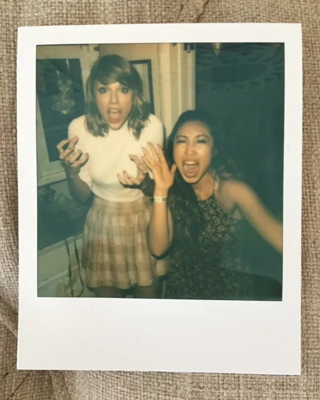 Cassey Ho y Taylor Swift posando para una Polaroid