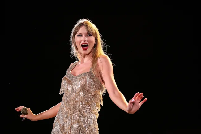 Taylor Swift se presenta en el escenario durante el 