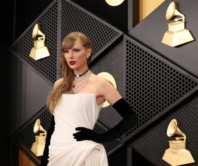Taylor Swift con un vestido blanco en los Grammy 2024.
