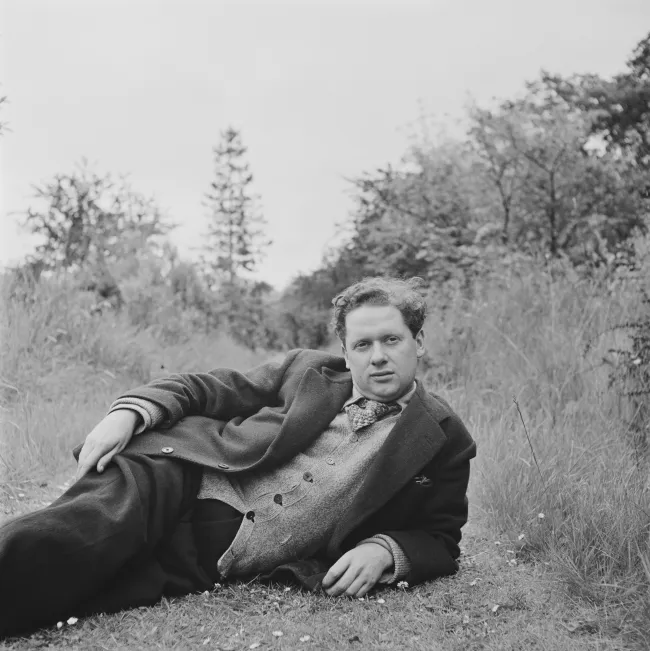 Una fotografía en blanco y negro de Dylan Thomas en 1946.