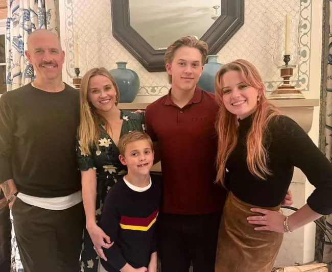 Reese Witherspoon con Jim Toth y sus hijos Deacon, Ava y Tennessee.